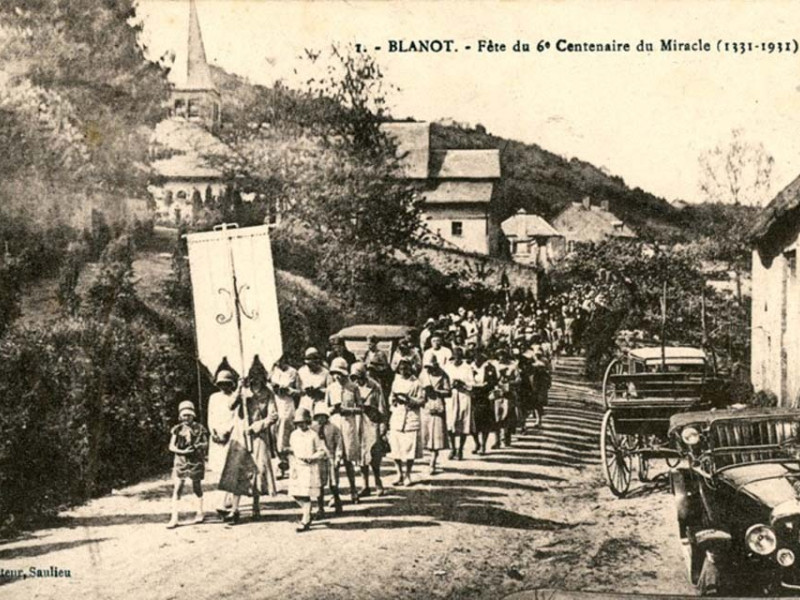 prosesi-corpus-christi--1931-.-gereja-terlihat-di-latar-belakang-800-600-90-c.jpg